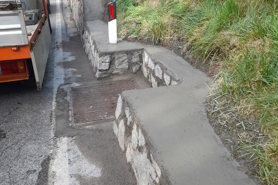 An mehreren Stellen der Landesstraße im Pfitschtal verbessert der Straßendienst Eisacktal die Mauern und sorgt so für mehr Übersicht und Sicherheit. (Foto: LPA/Straßendienst Eisacktal)