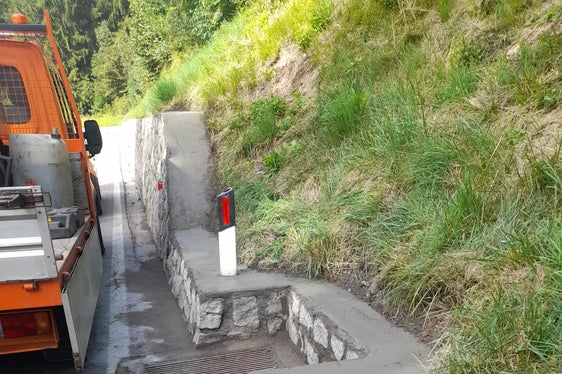 I lavori in diversi punti della strada provinciale garantiscono una migliore visione d'insieme ed una maggiore sicurezza (Foto: ASP/Servizio strade Val d'Isarco)