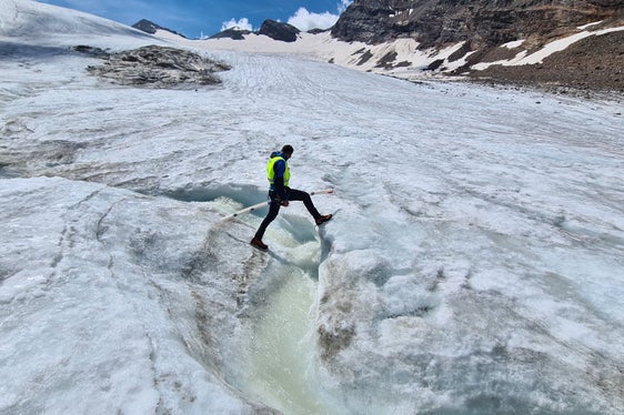 Die neue Schneedecke jeden Winters schützt das Gletschereis und bewahrt es vor dem Abschmelzen während des Sommers. Nach Abschmelzen des Winterschnees setzt die Erosion des darunterliegenden Eises ein, was zum Massenverlust des Gletschers führt. Das Gletscherschmelzwasser fließt in Rinnsalen und Bächen ab; im Bild der Techniker des Landesamtes für Hydrologie und Stauanlagen Herbert Thaler beim Schmelzwasserrinnsal am Rieserferner. (Foto: LPA/Landesamt für Hydrologie und Stauanlagen/Roberto Dinale)