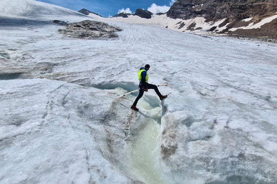 Die neue Schneedecke jeden Winters schützt das Gletschereis und bewahrt es vor dem Abschmelzen während des Sommers. Nach Abschmelzen des Winterschnees setzt die Erosion des darunterliegenden Eises ein, was zum Massenverlust des Gletschers führt. Das Gletscherschmelzwasser fließt in Rinnsalen und Bächen ab; im Bild der Techniker des Landesamtes für Hydrologie und Stauanlagen Herbert Thaler beim Schmelzwasserrinnsal am Rieserferner. (Foto: LPA/Landesamt für Hydrologie und Stauanlagen/Roberto Dinale)