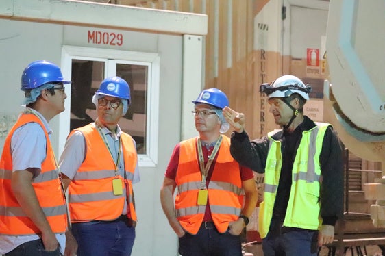Sicherheit im Brennerbasistunnel: Geologe Stefan Skuk (rechts) erläutert dem Ereignisstab der Industriellen Werke Basel Details (von links): Gerd Heynen, Hanspeter Keller, Florian Lüthy. (Foto: LPA/Maja Clara)