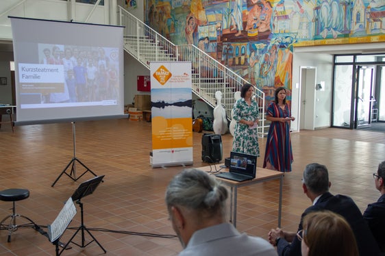 Ariane Prantl vom Elki Kaltern und Silvia Casar von der Ortsstelle des Katholischen Familienverbandes (KFS) gaben einen Überblick, über die Angebote die Familien in Kaltern zur Verfügung stehen. (Foto: LPA/Greta Stuefer)