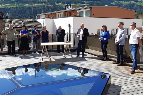 Inaugurato il nuovo centro visitatori del Parco nazionale dello Stelvio a Silandro, avimundus. Assessora Hochgruber Kuenzer (3. da dx): Già importante per l’educazione e sensibilizzazione verso la tutela dell’ambiente, assume un ruolo di rilievo anche come centro di ricerca, di formazione e di documentazione. (Foto: Lukas Stecher/IDM)