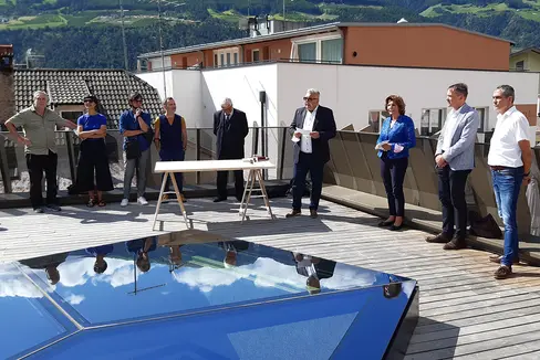 Inaugurato il nuovo centro visitatori del Parco nazionale dello Stelvio a Silandro, avimundus. Assessora Hochgruber Kuenzer (3. da dx): Già importante per l’educazione e sensibilizzazione verso la tutela dell’ambiente, assume un ruolo di rilievo anche come centro di ricerca, di formazione e di documentazione. (Foto: Lukas Stecher/IDM)