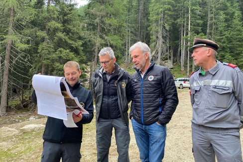 Der Projektant und Bauleiter vom Forstinspektorat Sterzing, Stefan Feichter, zeigt Forstinspektor Günther Unterthiner, Landesrat Arnold Schuler und dem Bezirksfeuerwehrinspektor von Brixen konrad Unterthiner die Pläne der Arbeiten. (Foto: LPA/Noemi Prinoth)