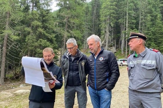 Der Projektant und Bauleiter vom Forstinspektorat Sterzing, Stefan Feichter, zeigt Forstinspektor Günther Unterthiner, Landesrat Arnold Schuler und dem Bezirksfeuerwehrinspektor von Brixen konrad Unterthiner die Pläne der Arbeiten. (Foto: LPA/Noemi Prinoth)