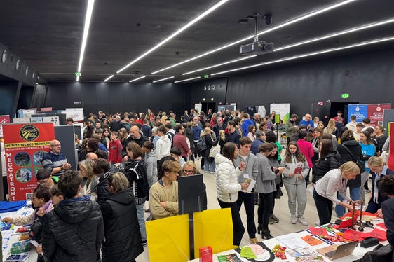 Di recente, molti giovani che stanno concludendo la scuola secondaria di primo grado hanno colto l'occasione per informarsi sul loro futuro visitando gli stand di Orientando (Foto: USP/Ufficio Orientamento scolastico e professionale)