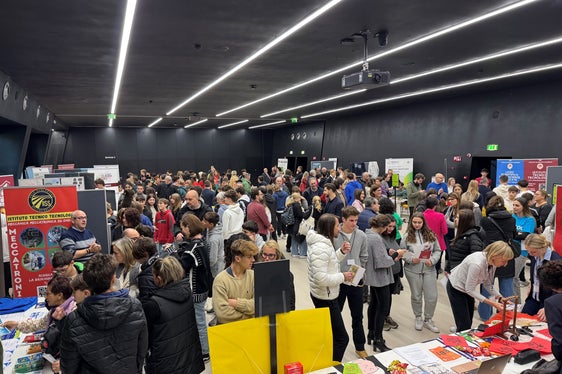 Di recente, molti giovani che stanno concludendo la scuola secondaria di primo grado hanno colto l'occasione per informarsi sul loro futuro visitando gli stand di Orientando (Foto: USP/Ufficio Orientamento scolastico e professionale)