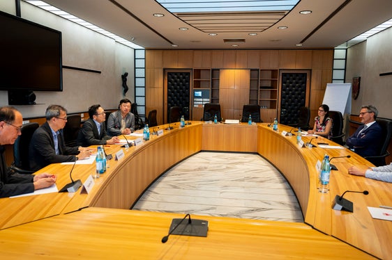 La delegazione della Corea del Sud durante la visita a Palazzo Widmann. Nella foto (da sinistra) Yonghho Cho, Jae Young Lim, Hyunjin Kwon e Sangyong Park vom Gangwon-Institute a colloquio con Silvia Obwexer, referente personale del presidente Kompatscher, il presidente della Provincia autonoma di Bolzano, Arno Kompatscher e Marc Röggla di Eurac. (Foto: USP/Fabio Brucculeri)