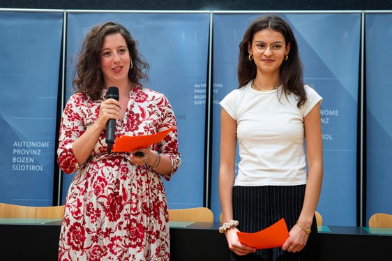 Marta Cattani und Sofia Ragno, Praktikantinnen im Presseamt, führten durch das heutige Netzwerktreffen der Sommerpraktikantinnen und -praktikanten. (Foto: LPA/Fabio Brucculeri)