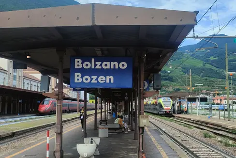 Der Kooperations- und Zuschussvertrag zwischen dem Verkehrsverbund Tirol (VVT) und dem Land Südtirol wird verlängert und damit die grenzüberschreitende Bahnverbindung Innsbruck-Bozen und jene für Bruneck-Lienz. (Foto: LPA/Alessandro Veronesi)