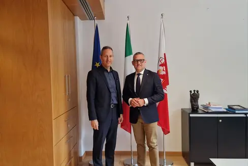 Landesrat Christian Bianchi (rechts) hat mit dem Meraner Bürgermeister Dario Dal Medico die Pläne für den Pferderennplatz erörtert. (Foto: LPA/Gianluca Crocco)