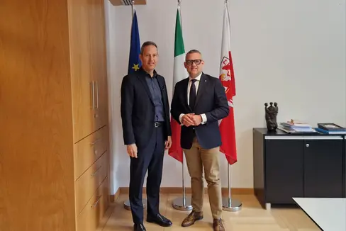 Landesrat Christian Bianchi (rechts) hat mit dem Meraner Bürgermeister Dario Dal Medico die Pläne für den Pferderennplatz erörtert. (Foto: LPA/Gianluca Crocco)