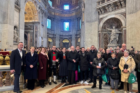 Una delegazione di circa 200 persone provenienti da Ultimo, San Pancrazio e Lagundo, nonché la vicepresidente Rosmarie Pamer (terza da sinistra) e il vescovo Ivo Muser (sesto da sinistra) hanno partecipato ai festeggiamenti per la consegna dell'albero di Natale altoatesino a Roma. (Foto: USP/Katharina Fleischmann)