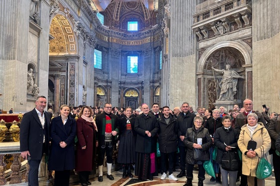 Una delegazione di circa 200 persone provenienti da Ultimo, San Pancrazio e Lagundo, nonché la vicepresidente Rosmarie Pamer (terza da sinistra) e il vescovo Ivo Muser (sesto da sinistra) hanno partecipato ai festeggiamenti per la consegna dell'albero di Natale altoatesino a Roma. (Foto: USP/Katharina Fleischmann)
