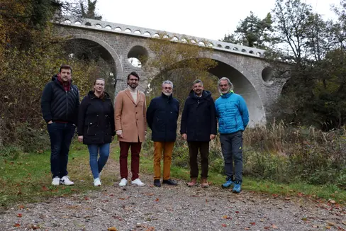 Abteilungsdirektor Philipp Sicher, Vizebürgermeisterin Roswitha Kröss, Christoph Holzner, Georg Lösch, Landesrat Daniel Alfreider und Thomas Knoll beim Lokalaugenschein bei der Brücke Naraun auf der Staatsstraße auf den Gampenpass. (Foto: LPA/Ingo Dejaco)