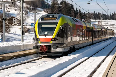 Ab 15. Dezember 2024 verkehren auf der Strecke Franzensfeste-Bruneck für circa ein Jahr keine Züge. Während dieser Zeit laufen Arbeiten für den Bau der Bahnschleife im Riggertal und sicherheitstechnische Anpassungen. Als Ersatz für die Züge fahren Busse. (Foto: IDM Südtirol/Manuela Tessaro)