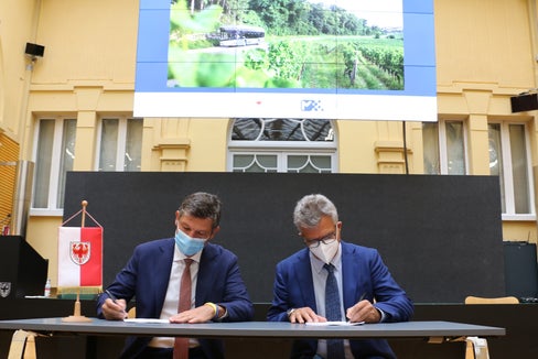 Il contratto di servizio tra la Provincia e SASA Spa è stato firmato oggi (1 ottobre) dall'assessore alla mobilità, Daniel Alfreider, e dal presidente della Sasa, Francesco Morandi (Foto: ASP)