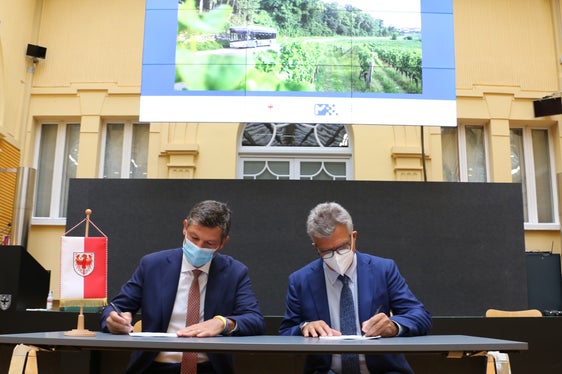 Il contratto di servizio tra la Provincia e SASA Spa è stato firmato oggi (1 ottobre) dall'assessore alla mobilità, Daniel Alfreider, e dal presidente della Sasa, Francesco Morandi (Foto: ASP)