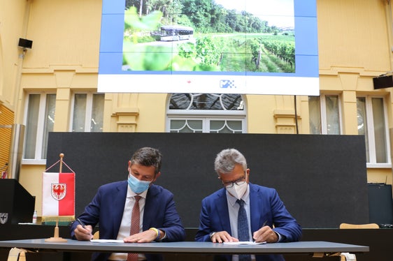 Il contratto di servizio tra la Provincia e SASA Spa è stato firmato oggi (1 ottobre) dall'assessore alla mobilità, Daniel Alfreider, e dal presidente della Sasa, Francesco Morandi (Foto: ASP)