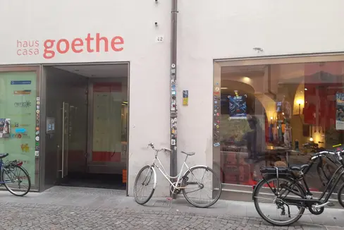 Mit dem für heuer beschlossenen Anfangshaushalt der Landesregierung wurden rund 12,6 Millionen Euro für die laufenden Ausgaben der Jugendorganisationen in Südtirol bereitgestellt. Im Bild das vor sechs Jahren eröffnete Haus Goethe in der Goethestraße in Bozen mit vier Büros von Jugendorganisationen und Gemeinschaftsräumen. (Foto: LPA/Maja Clara)