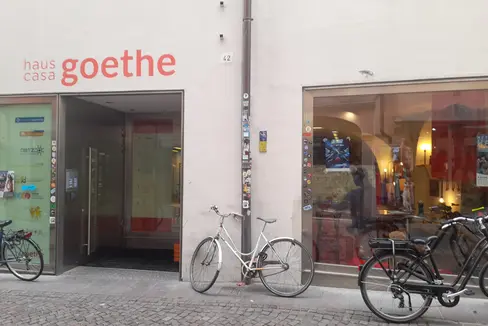 Attraverso il bilancio di previsione approvato quest'anno dalla Giunta, sono stati stanziati circa 12,6 milioni di euro per le spese correnti delle organizzazioni giovanili in Alto Adige. Nella foto, la “Haus Goethe”, inaugurata sei anni fa in via Goethe a Bolzano, con quattro uffici di organizzazioni giovanili e spazi comuni. (Foto: USP/Maja Clara)