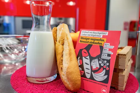 Mit der Kampagne Weniger wegwerfen. Bewusst einkaufen. soll das Bewusstsein für die Lebensmittelverschwendung und wie sie vermieden werden kann geschärft werden. (Foto: LPA/Greta Stuefer)