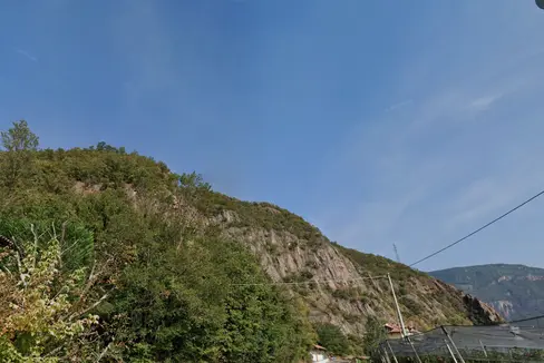 Entlang der Landesstraße 127 Auer-Söll sollen deformierbare Steinschlagschutzbauten angebracht und Felssicherungsarbeiten vorgenommen werden. Auch die Anpassung eines Steinschlagschutzdammes ist vorgesehen. (Foto: Google Street View)