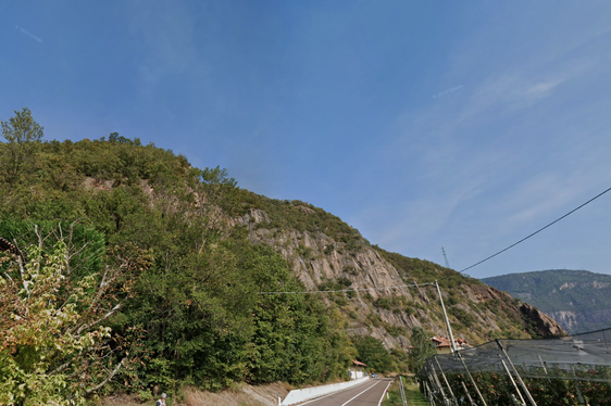 Entlang der Landesstraße 127 Auer-Söll sollen deformierbare Steinschlagschutzbauten angebracht und Felssicherungsarbeiten vorgenommen werden. Auch die Anpassung eines Steinschlagschutzdammes ist vorgesehen. (Foto: Google Street View)