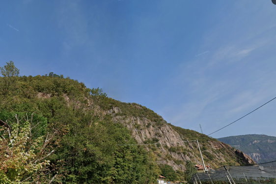 Entlang der Landesstraße 127 Auer-Söll sollen deformierbare Steinschlagschutzbauten angebracht und Felssicherungsarbeiten vorgenommen werden. Auch die Anpassung eines Steinschlagschutzdammes ist vorgesehen. (Foto: Google Street View)