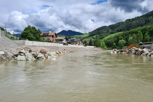 I nuovi muri appena costruiti garantiscono la protezione dalle inondazioni a destra e a sinistra del fiume Isarco, a nord di Chiusa (Foto: Ufficio Sistemazione bacini montani Nord)