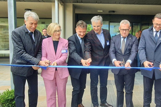 Bei der Einweihung: Alberto Conci, Direktor der Landesschule für Sozialberufe “Emmanuel Lévinas”), die Direktorin der Landesberufsschule “Guglielmo Marconi” Diana Palumbo, Hauptschulamtsleiter Vincenzo Gullotta, der Direktor der Abteilung Berufsbildung Giuseppe Delpero und die Landesräte Christian Bianchi und Marco Galateo. (Foto:LPA/Thomas Laconi)