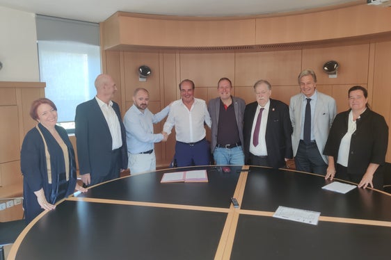 Bei der Unterzeichnung des Partnerschaftsvertrags: (v.l.) die Anwältin des Landes, Alexandra Roilo, Kurt Thaler (Abteilungsleiter für Vermögensverwaltung), Daniel Bedin, Hans Krapf, Landesrat Massimo Bessone, Dieter Knoll und die Rechtsanwälte Gerhard Brandstätter und Karin Mussner (Foto: LPA/Landesabteilung Vermögensverwaltung)