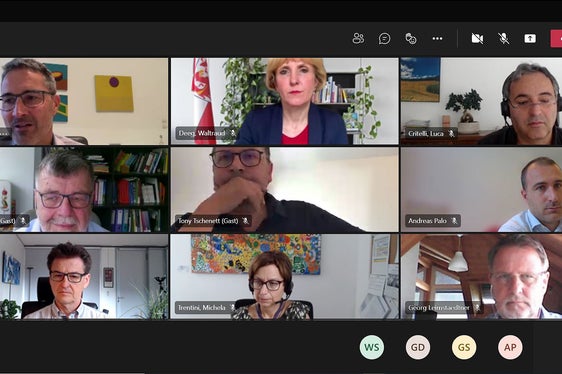 Garantire la qualità e la varietà dei servizi di assistenza è stato il tema centrale di una videoconferenza tenuta dal Presidente Kompatscher e dall'assessora Deeg con i rappresentanti delle parti sociali e dei gruppi di interesse. (Foto: LPA/Carmen Kollmann)