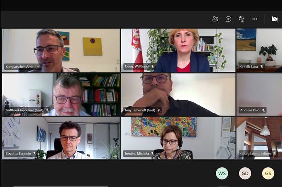 Die Absicherung der Qualität und Angebot der Pflegeleistungen war das zentrale Thema einer Videokonferenz von LH Kompatscher und Landesrätin Deeg mit Vertretern der Sozialpartner und Interessensverbände. (Foto: LPA/Carmen Kollmann)