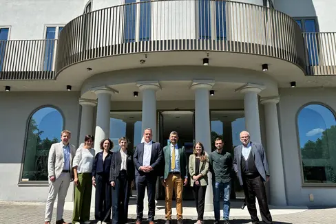 Da man ciancia, l cunsulënt per la urganisazions nternaziuneles, afares europeics y relazions esternes dl Presidënt di ministri dla Cumunità tudëscia dl Belgio Leon Falkenberg, la parlamentera dla Cumunità tudëscia Kathy Elsen, la coordinadëura dla grupa de lëur sun l'istruzion tla FUEN Myriam Hilout, la diretëura dla FUEN Éva Adél Pénzes, l Presidënt di ministri dla Cumunità de rujeneda tudëscia Oliver Paasc, l Vizeprësident dla Provinzia de Bulsan y dla FUEN Daniel Alfreider, la parlamentera dla Cumunità de rujeneda tudëscia Liesa Scholzen, l scienziat politich y referënt politich dl Guviern dla Cumunità tudëscia dl Belgio Grégory Dalbert, l parlamenter dla Cumunità de rujeneda tudëscia Freddy Cremer. (Foto: USP/Departimënt Istruzion, Furmazion y Cultura ladina)