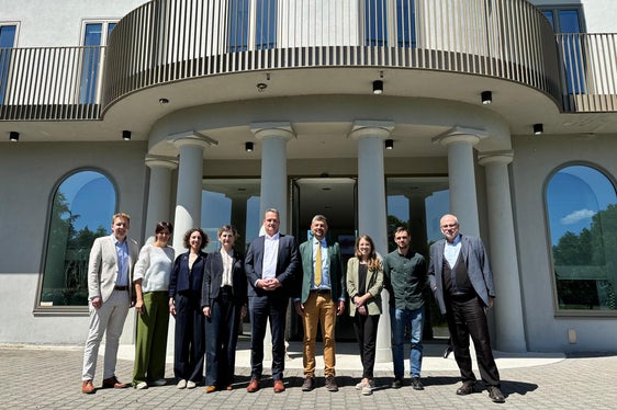 Der Referent für internationale Organisationen und europäische Angelegenheiten der Deutschsprachigen Gemeinschaft in Belgien Leon Frankenberg (im Bild von links), die Abgeordnete der Deutschsprachigen Gemeinschaft, Kathy Elsen, die Koordinatorin der Arbeitsgruppe Bildung in der FUEN, Myriam Hilout, die FUEN-Generalsekretärin Éva Adél Pénzes, Ministerpräsident Oliver Paasch, Landeshauptmann-Stellvertreter und Vizepräsident der FUEN, Daniel Alfreider, die Abgeordnete der Deutschsprachigen Gemeinschaft Liesa Scholzen, der Politologe und Referent der Deutschsprachigen Gemeinschaft, Grégory Dalbert und der Abgeordnete Freddy Cremer. (Foto: LPA/Abteilung für ladinische Bildung und Kultur)