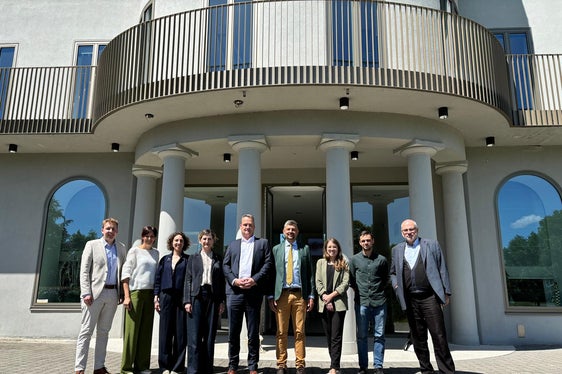 Der Referent für internationale Organisationen und europäische Angelegenheiten der Deutschsprachigen Gemeinschaft in Belgien Leon Frankenberg (im Bild von links), die Abgeordnete der Deutschsprachigen Gemeinschaft, Kathy Elsen, die Koordinatorin der Arbeitsgruppe Bildung in der FUEN, Myriam Hilout, die FUEN-Generalsekretärin Éva Adél Pénzes, Ministerpräsident Oliver Paasch, Landeshauptmann-Stellvertreter und Vizepräsident der FUEN, Daniel Alfreider, die Abgeordnete der Deutschsprachigen Gemeinschaft Liesa Scholzen, der Politologe und Referent der Deutschsprachigen Gemeinschaft, Grégory Dalbert und der Abgeordnete Freddy Cremer. (Foto: LPA/Abteilung für ladinische Bildung und Kultur)