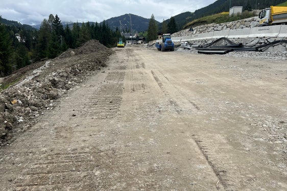 Assieme al risanamento della strada è prevista anche la realizzazione di un percorso pedociclabile, come sottolinea l'assessore provinciale Daniel Alfreider. (Foto: USP/Dipartimento Infrastrutture e Mobilità)