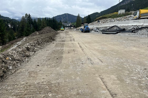 Assieme al risanamento della strada è prevista anche la realizzazione di un percorso pedociclabile, come sottolinea l'assessore provinciale Daniel Alfreider. (Foto: USP/Dipartimento Infrastrutture e Mobilità)