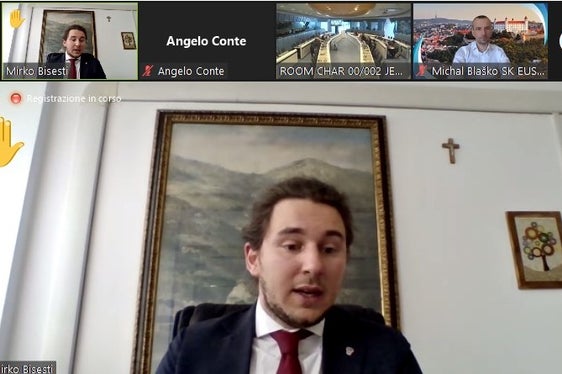 Das heutige Abschlusstreffen der makroregionalen Strategien in Brüssel hat der Trentiner Landesrat Bisesti dazu genutzt, das Eusalp-Jahresforum vom 24. November 2022 vorzustellen und die drei weiteren EU-Strategien dazu einzuladen. (Foto: Presseamt Trentino)