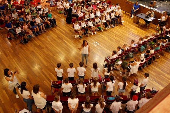 Mit Singfesten wird auch in diesem Schuljahr die Initiative Singende Klasse – Singende Schule abgeschlossen. Im Bild ein Singfest des Vorjahres (Foto: Deutsche Bildungsdirektion /Verena Hilber)