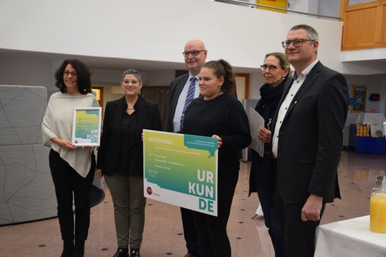 Prämierungsfeier an der Fachschule Tisens, v.l. Schulleiterin Christine Holzner, Projektleiterin Christine Gutgsell, Hans-Georg Lambertz, Schülerin Eva Oberperfler, Gudrun Ladurner (Direktorin der Fachschulen für Hauswirtschaft und Ernährung Haslach, Neumarkt und Tisens), Peter Prieth (Landesschuldirektor der deutschen Berufsbildung) (Foto: LPA/Fachschule Tisens)