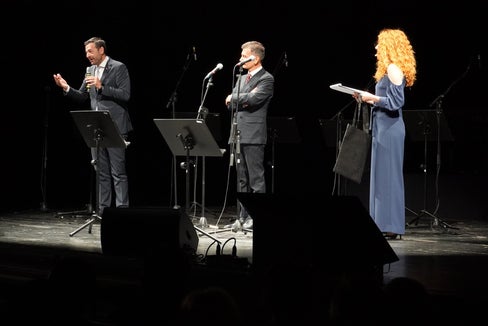 Storie di successo, con uno sguardo al futuro. La scuola italiana ha celebrato al Teatro Comunale l'avvio del nuovo anno: Nella foto (da destra) la moderatrice Chiara Sartori, il sovrintendente scolastico Vincenzo Gullotta e l'assessore provinciale all'Istruzione Marco Galateo. (Foto: Direzione Istruzione e Formazione italiana)
