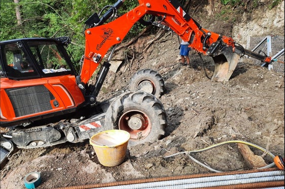 Der Bautrupp der Wildbachverbauung hat im Vorjahr begonnen, acht Gittersperren in den Schiedmanngraben einzubauen, um das Bachbett zu stabilisieren und Erosion zu verhindern. (Foto: LPA/Landesamt für Wildbach- und Lawinenverbauung Nord in der Agentur für Bevölkerungsschutz)