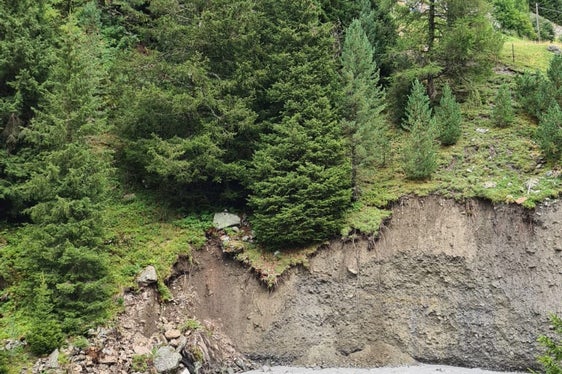 Nella foto: grave cedimento dell'argine del rio Solda (Foto: ASP/Ufficio Sistemazione bacini montani ovest)