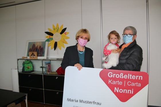 Familienlandesrätin Deeg hat Oma Helene und Enkelin Jana vor Kurzem die 2000ste Großelternkarte überreicht. (Foto: LPA/Carmen Kollmann)