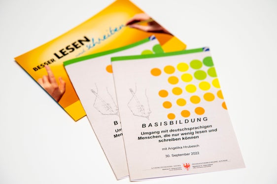 Was tun, wenn deutschsprachige Erwachsene Gebrauchs- und Sachtexte nicht verstehen? Mit einem Unterstützungsangebot wollen das Landesamt für Weiterbildung und die KVW Bildung Betroffenen helfen. (Foto: LPA/Landesamt für Weiterbildung)