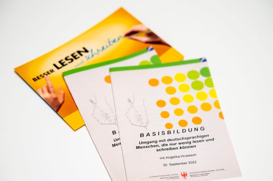 Was tun, wenn deutschsprachige Erwachsene Gebrauchs- und Sachtexte nicht verstehen? Mit einem Unterstützungsangebot wollen das Landesamt für Weiterbildung und die KVW Bildung Betroffenen helfen. (Foto: LPA/Landesamt für Weiterbildung)