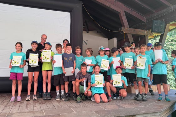Die Ausbildung Junior Ranger Naturparks Südtirol 2026 fand in den drei Naturparks Schlern-Rosengarten, Puez-Geisler und Rieserferner-Ahrn statt - im Bild die Junior Ranger des Naturparks Puez-Geisler mit Florian Zerzer, Direktor der Landesabteilung Natur, Landschaft und Raumentwicklung und Marlene Pfeifer vom Naturparkhaus Puez-Geisler. (Foto: LPA/Landesamt für Natur)